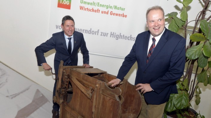 Unterschleißheim: Bürgermeister Christoph Böck (links) und Landrat Christoph Göbel eröffneten am Mittwochabend die Ausstellung im Foyer des Landratsamts.