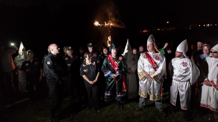 Nationalsozialisten in Amerika: Ein Kreuz des Ku-Klux-Klan brennt während einer Zeremonie der rassistsichen Organisation im April 2016 in Temple, Georgia. (Foto: Anthony Karen)