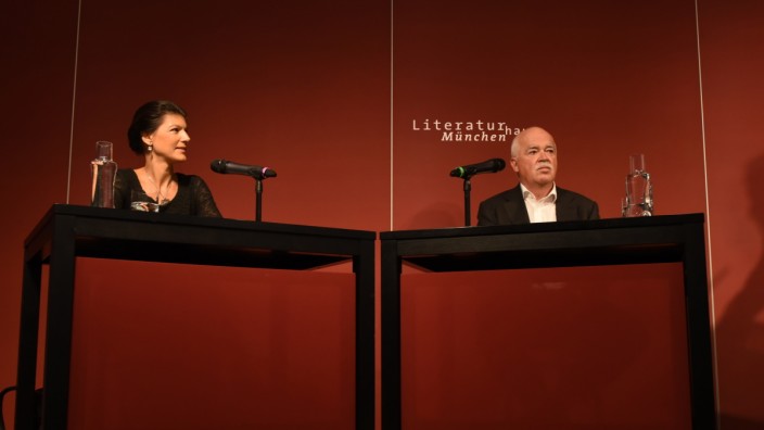 Linke trifft Rechten: Das Publikum applaudiert Sahra Wagenknecht und Peter Gauweiler so zuverlässig wie eingeschworene Parteifreunde auf einem Parteitag.