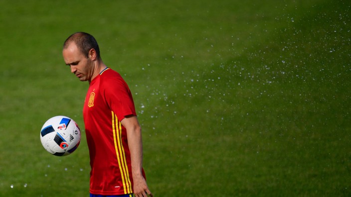 Favoriten bei der Fußball-EM: Immer noch dabei: Spaniens Andres Iniesta.