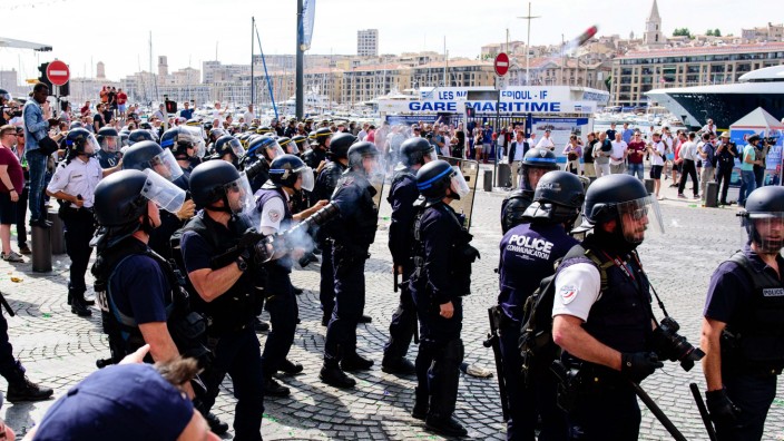 Fußball-EM: Hat die Polizei zur Eskalation der Gewalt in Marseille beigetragen? Die Behörden weisen solche Vorwürfe zurück.