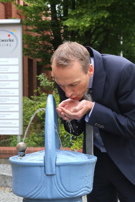 Grundversorgung: Knapp drei Millionen Kubikmeter Trinkwasser im Jahr liefern die Stadtwerke Freising. Werkleiter Andreas Voigt weiß einen kühlen Schluck zu schätzen.