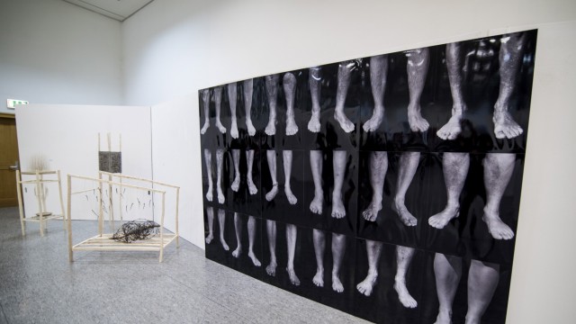Herrsching: Die Fotoinstallation von Julius Wurst heißt "Zusammenstehen" und zeigt nackte Beinpaare.