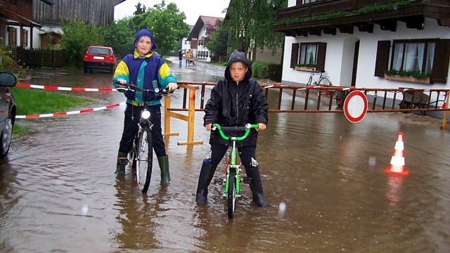 Sturzbäche in Aying: Land unter: Beim Pfingsthochwasser 1999 stand die obere Dorfstraße in Aying knöcheltief unter Wasser.