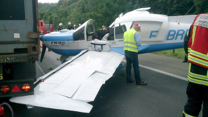 Kleinflugzeug mit Motorpanne landet auf Autobahn