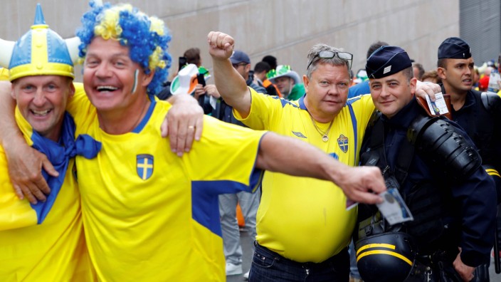 Fußball-EM: Schwedische Fans vorm Stadion: Gekommen, um den Fußball zu feiern