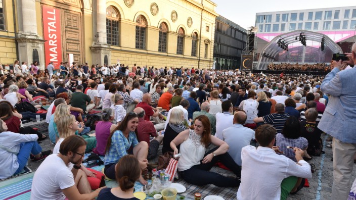 Open-Airs der Festspiele: Hochkultur mit Bodenhaftung: Bei "Oper für alle" wird der Marstallplatz zum Picknick-Areal.