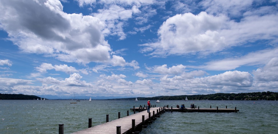 Blau-weißer Himmel über dem Starnberger See