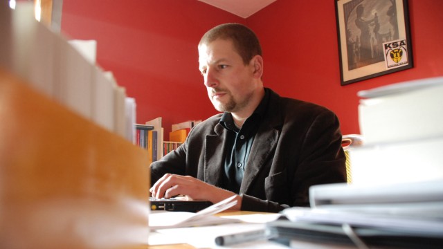 Bücher über die "Neue Rechte": Arbeit an der Revolution von rechts? Der Verleger Götz Kubitschek in seinem Arbeitszimmer in Schnellroda; Archivfoto aus dem Jahr 2008.