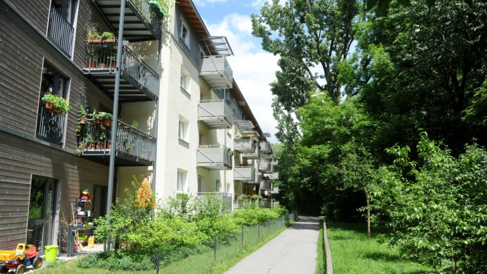 Genossenschaft: So idyllisch wohnt es sich an der Lilienstraße: Die GWG-Blöcke liegen direkt unterhalb des Isarhochufers am Auer Mühlbach.