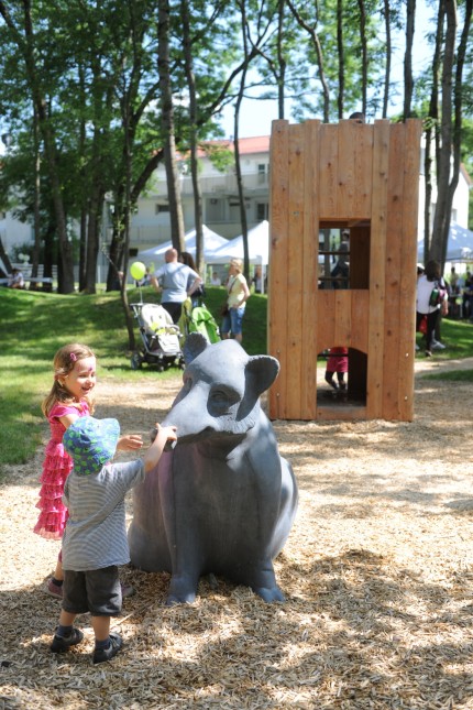 Trudering: Truderinger Kinder machen sich mit den Skulpturen auf der frisch eröffneten Grünanlage vertraut:
