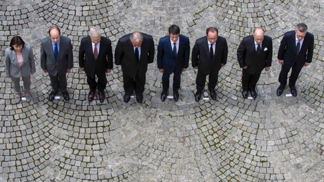 Frankreich: Trauer um das ermordete Paar: Präsident Hollande (Dritter von rechts) und der deutsche Innenminister De Maizière (rechts) mit Regierungsmitgliedern.