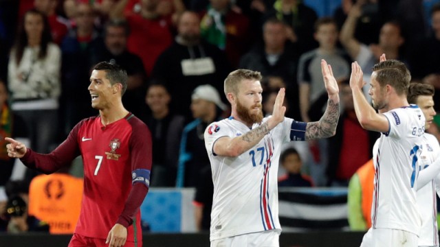Island: Der portugiesische Pfau, Cristiano Ronaldo (links), jammert nach dem Unentschieden, die tapferen Außenseiter aus Island feiern das Resultat.