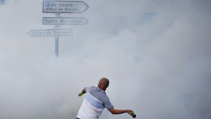 Sportkultur: Tränengas, Randalierer, fliegende Flaschen: Die Szenen aus Marseille wecken böse Erinnerungen an die WM 1998.