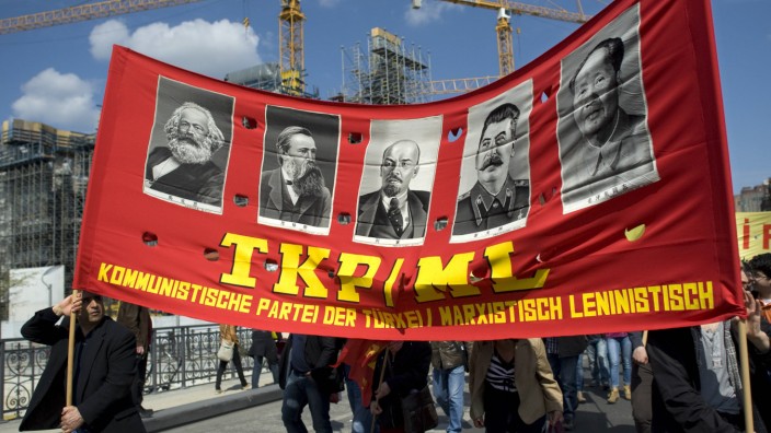 Extremisten: Mitglieder der TKP/ML demonstrieren in Berlin. Die Bundesregierung stuft die Partei als linksextremistische terroristische Vereinigung ein.