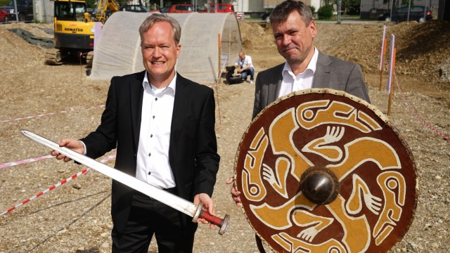 Archäologie: Mathias Pfeil und Jochen Haberstroh vom Landesamt zeigen, wie die Waffen der Krieger aussahen.