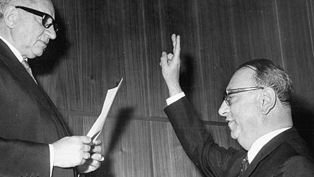 Tod von Benno Ohnesorg: Der Regierende Bürgermeister von Berlin, Heinrich Albertz, legt 1966 seinen Amtseid ab