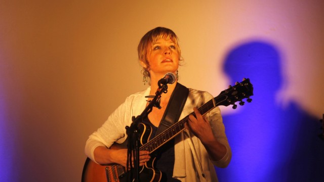 Gitarrenfestival Ottobrunn: Singer-Songwriterin Christina Lux präsentiert gefühlvolle Balladen.