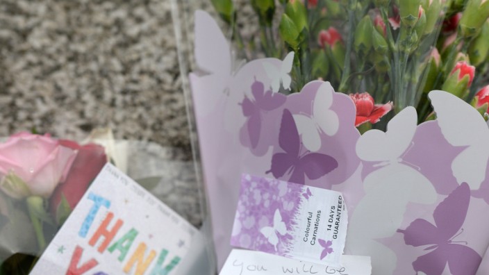 Großbritannien: Am Ort der Tragödie legen die Menschen Blumen für die getötete Abgeordnete nieder.