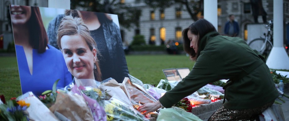 Großbritannien: Trauernde legen am Parliament Square in London Blumen nieder und zünden Kerzen an.