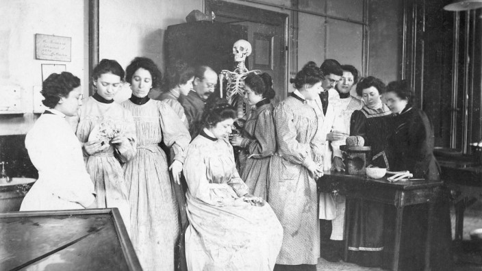 Frauen in Wissenschaft und Kunst: Das historische Foto aus dem Jahr 1910 zeigt einen Anatomiekurs für Frauen bei Professor Benda an der Universität von Berlin.