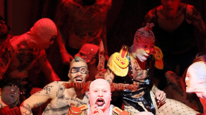 Kevin Conners als Mephistopheles  in "Der feurige Engel" Bayerische Staatsoper