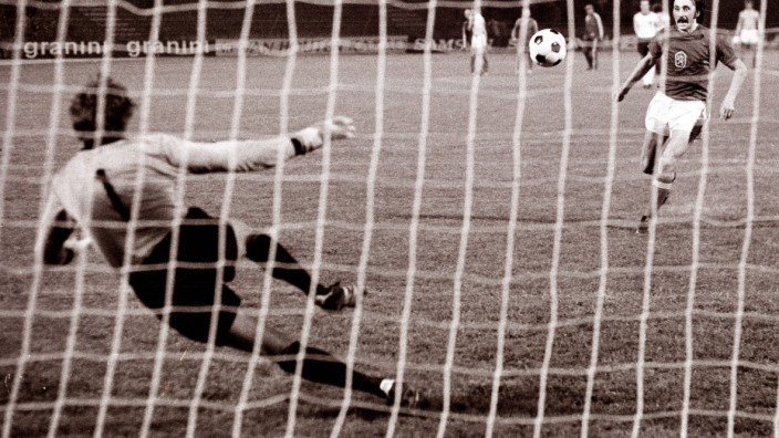 EM1976 Finale Deutschland Tschechoslowakei 3 5 im Elfmeterschießen Antonin Panenka Tor gegen Torwart; EM-Finale 1976