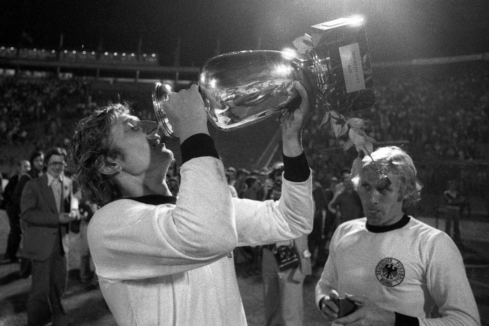 Europameister Koloman Gögh li nimmt einen tiefen Schluck aus dem Coupe Henri Delaunay re beobac; EM-Finale 1976