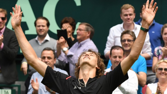 Tennis: Alexander Zverev feiert seinen Sieg gegen Roger Federer.