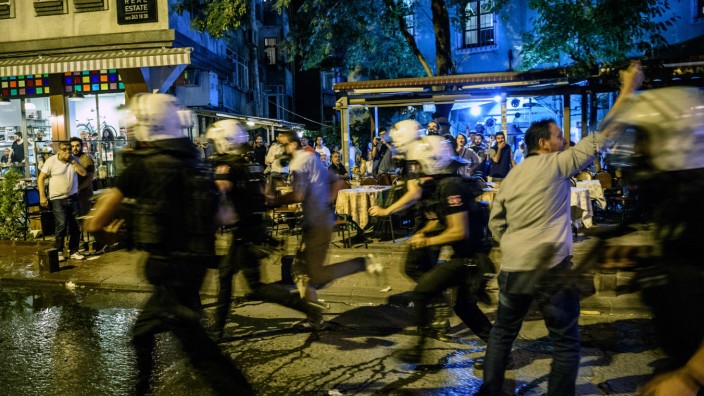 Türkei: Nach einem Angriff auf einen Plattenladen gehen in Istanbul Hunderte auf die Straße.