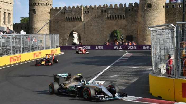 Formel 1: Nico Rosberg fährt auf dem Stadtkurs von Baku der Konkurrenz davon.