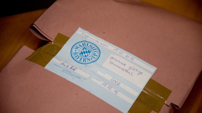 Eichenau: Wie vor sechs Jahren werden auch an diesem Sonntag die Stimmzettel nach der Auszählung in den Wahllokalen in einem Paket verschlossen ins Rathaus Eichenau gebracht.