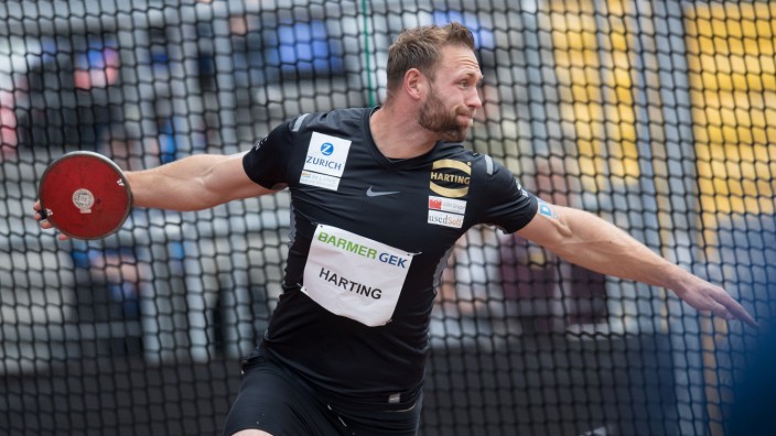 Leichtathletik: Mit vollem Schwung und aufgeblasenen Backen: Robert Harting meldet sich in Kassel zurück.