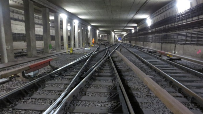 Kolumbusplatz: Blick in den U-Bahn-Tunnel am Kolumbusplatz: Weil an dieser Stelle eine Weiche streikt, wird es wohl noch bis zum Ende der Woche Behinderungen geben.