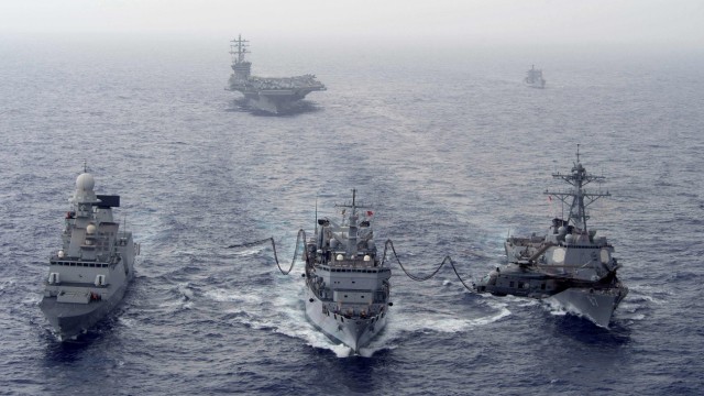 Marinemissionen vor Europa: Amerikanische und italienische Kriegsschiffe bei einer Operation im Mittelmeer.