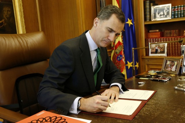Spain's King Felipe signs decree to dissolve parliament and formally call a parliamentary election