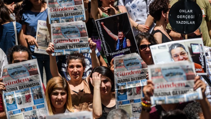 Zensur: Demonstranten protestieren gegen die Verhaftung des Türkeiexperten von Reporter ohne Grenzen, Erol Önderoğlu, der Menschenrechtsaktivistin Şebnem Korur Fincancı und des Journalisten Ahmet Nesin.