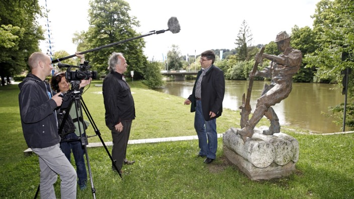Wolfratshausen: Gespräche am Fluss: Für seinen Film redet Walter Steffen (dritter von links) mit Martin Melf (rechts) über die Geschichte der Flößerei.