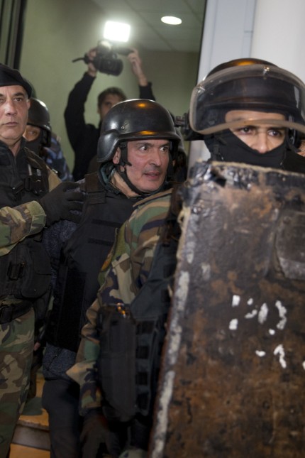 Argentinien: Warum warf er Geld über eine Klostermauer? José Lopez (Mitte) wird in voller Sicherheitsmontur abgeführt.