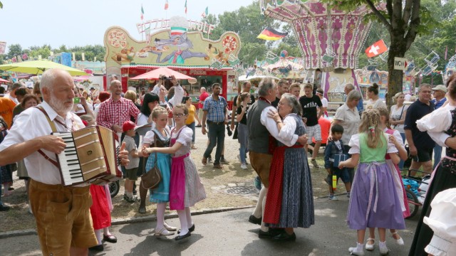 Karlsfeld: Traditionell und zugleich international: Einzug der Volkstänzer beim Festzug zum Karlsfelder Siedler- und Seefest.