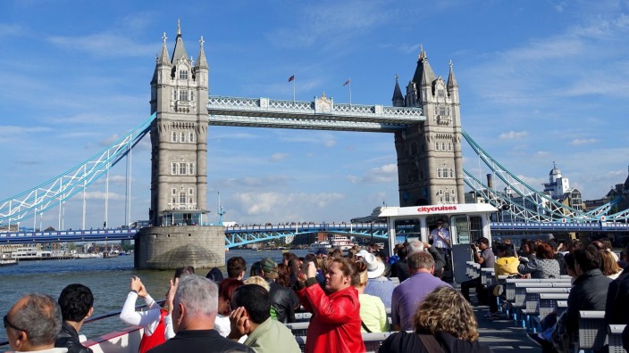 Tourismus: Die Tower Bridge in London: Jedes Jahr kommen Tausende Touristen nach Großbritannien, ein Brexit hat auch auf das Reisen Auswirkungen.