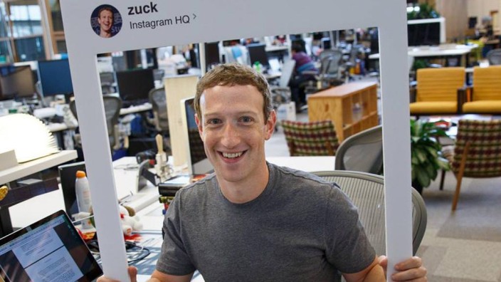 Facebook: Das verräterische Foto von Mark Zuckerberg mit dem Aufkleber (im Hintergrund links auf dem Laptop).