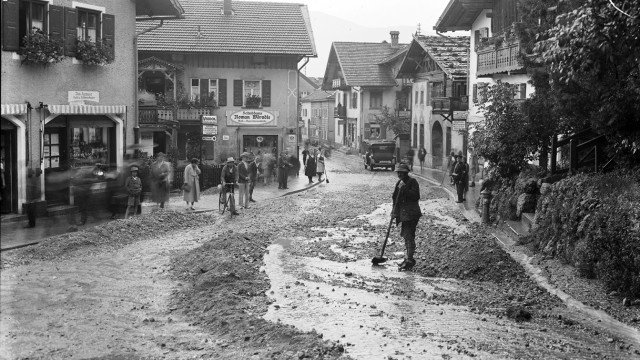 Digitales Nachschlagewerk: Neben Textbeiträgen bietet das "Historische Lexikon Bayerns" mehr als 4000 Abbildungen: Hochwasser in Partenkirchen am 13. August 1932.