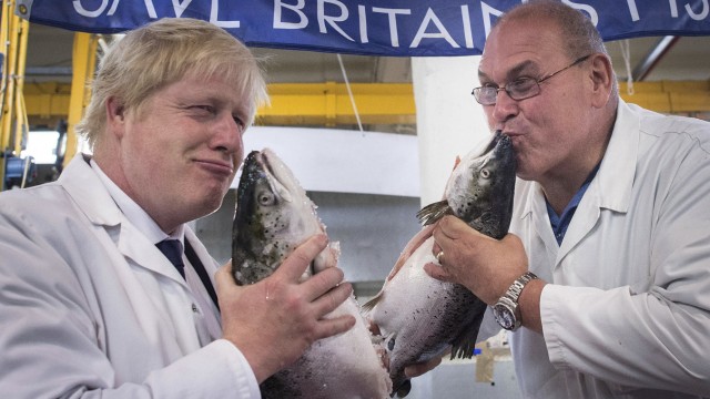 Brexit-Endspurt: Boris Johnson küsst einen Lachs.