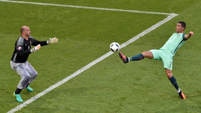 Fußball-EM: Cristiano Ronaldo (re.): Zwei Tore gegen Ungarn