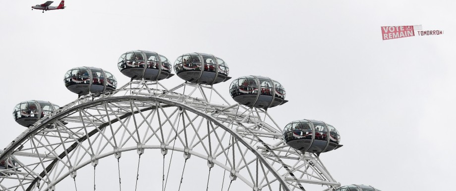 Brüssel: Last-Minute-Kampagne mit Flugbanner hinter dem "London Eye"-Riesenrad: Wie das Votum auch ausgeht, Streit scheint in der Zukunft unvermeidlich.