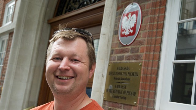 Brexit-Referendum: Robert aus Wrocław vor der polnischen Botschaft in London