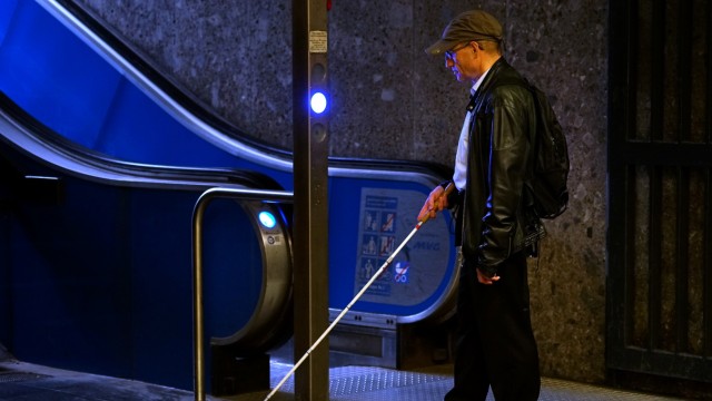 Sehbehinderung: Gregor Cordes findet sich im Münchner Untergrund mithilfe seines Stocks zurecht.