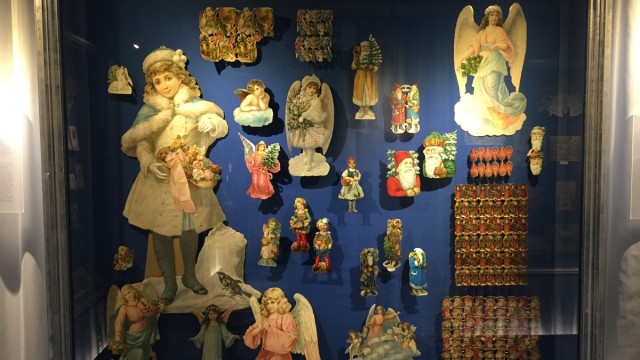 Rothenburg ob der Tauber: Ein Schaukasten voller Engelchen zu Weihnachtsliedern in Dauerschleife? Advent für Fortgeschrittene im Obergeschoss des Museums.