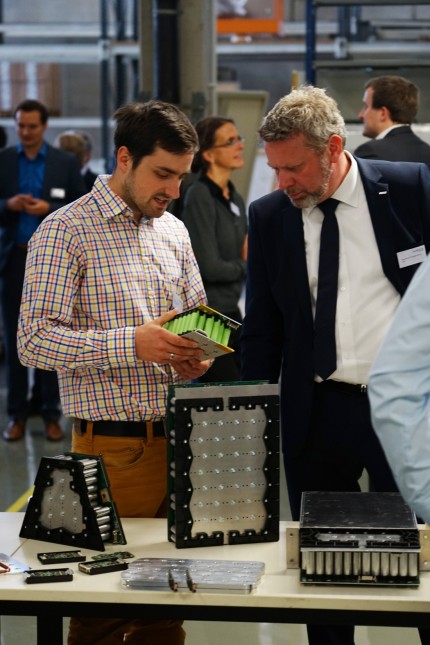 Neuer Standort: Batterie-Module in jeder Größe bieten Moritz Steffan (links) und seine Kollegen von Invenox an.